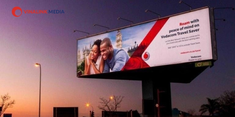Billboard thường có kích thước rất lớn, giúp nó nổi bật và dễ thấy từ xa